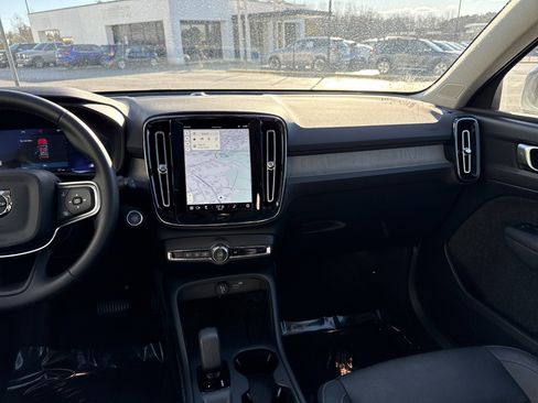 Used 2025 Volvo XC40 B5 Core image 30