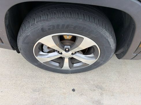 Used 2019 Jeep Cherokee Limited AWD/4WD image 3
