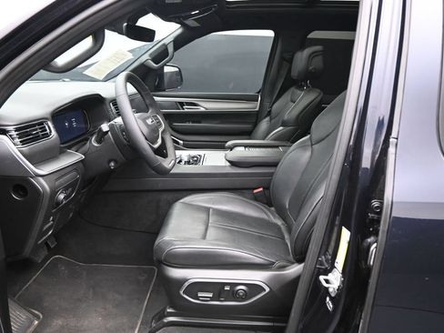 Used 2025 Jeep Wagoneer 4WD w/ Premium Group I image 9