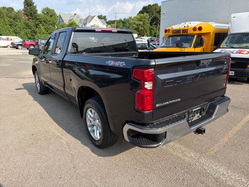 Used 2022 Chevrolet Silverado 1500 LT AWD/4WD image 8