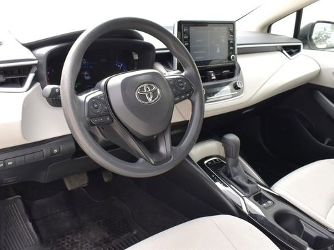 Used 2021 Toyota Corolla LE image 3