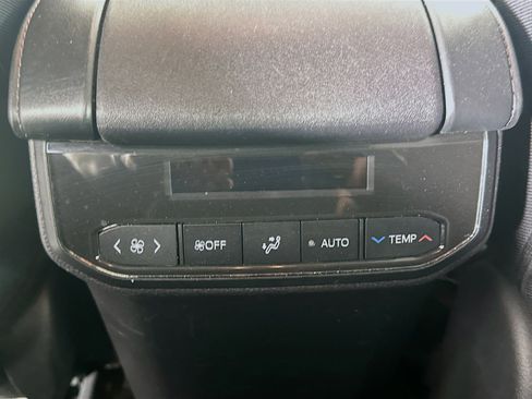 Used 2024 Toyota Highlander LE image 27