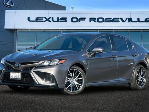 Used 2024 Toyota Camry SE image 1