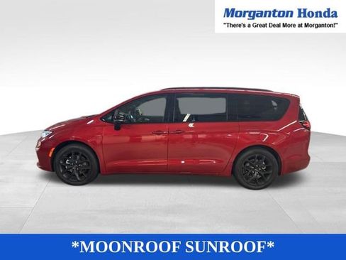 Used 2025 Chrysler Pacifica Limited image 5
