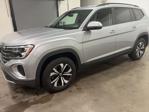 Certified 2025 Volkswagen Atlas SE image 6