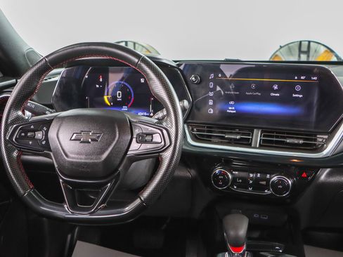 Used 2024 Chevrolet Trax RS w/ Sunroof Package FWD image 17