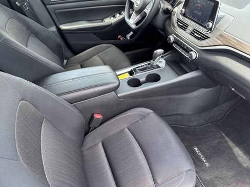 Used 2025 Nissan Altima 2.5 SV FWD image 33