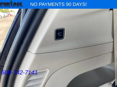 Used 2023 Chrysler Pacifica Touring-L FWD image 8