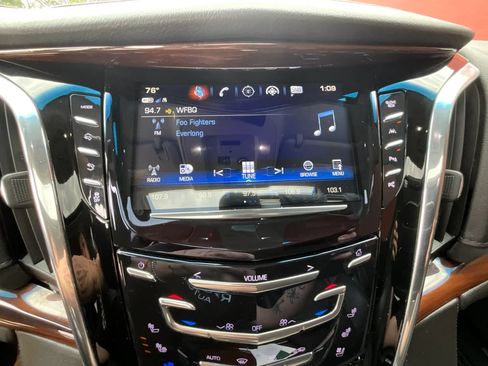 Used 2017 Cadillac Escalade Luxury AWD/4WD image 40