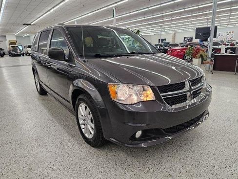 Used 2018 Dodge Grand Caravan SXT image 3