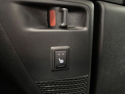 Used 2025 Chrysler Pacifica Limited image 35