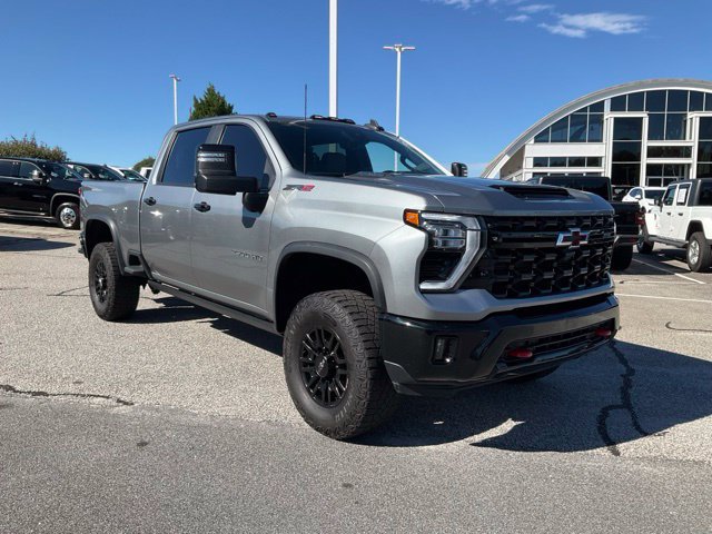 Used 2024 Chevrolet Silverado 2500 ZR2 w/ Technology Package AWD/4WD image 3