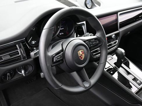 Certified 2025 Porsche Macan image 17