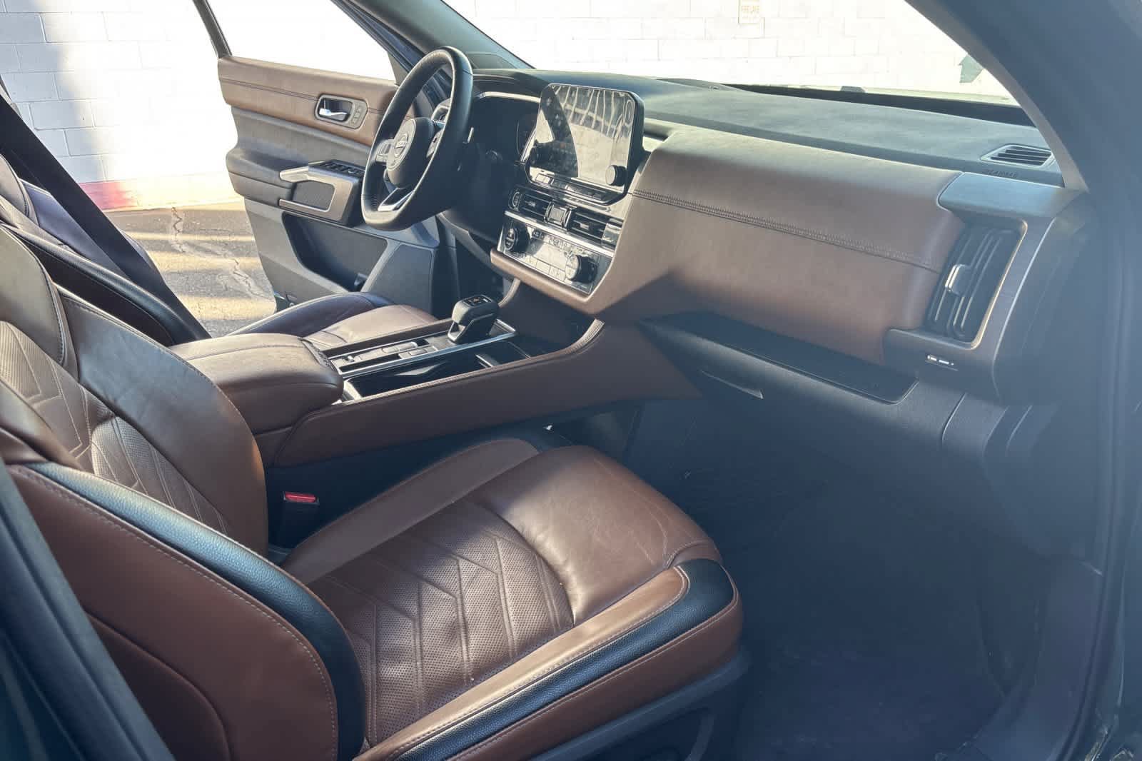 Used 2023 Nissan Pathfinder Platinum w/ Black Appearance Package FWD image 19