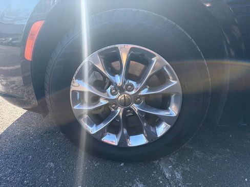 Used 2023 Chrysler Pacifica Touring-L w/ Uconnect Theater Family Group image 28