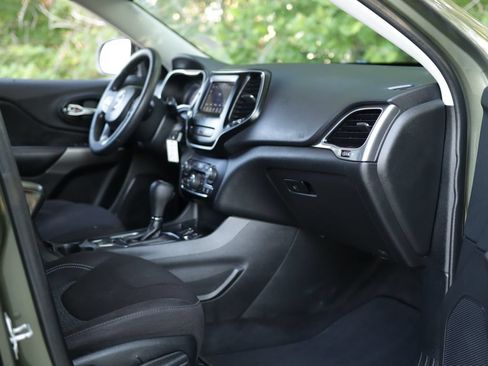 Used 2019 Jeep Cherokee Latitude w/ Popular Appearance Group FWD image 27