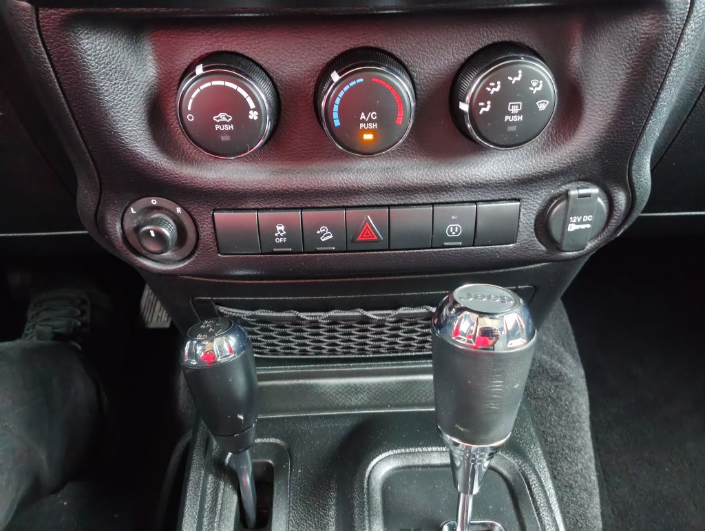 Used 2018 Jeep Wrangler Unlimited Sahara w/ Connectivity Group AWD/4WD image 26