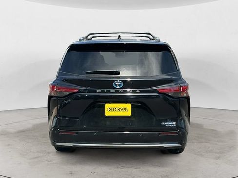 Used 2023 Toyota Sienna Platinum FWD image 4