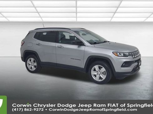 Used 2022 Jeep Compass Latitude image 2