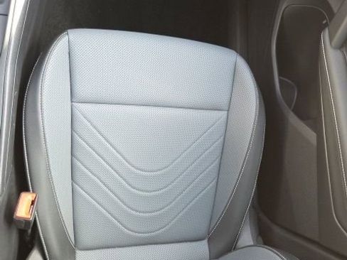 Used 2025 Volkswagen Tiguan SE AWD/4WD image 18