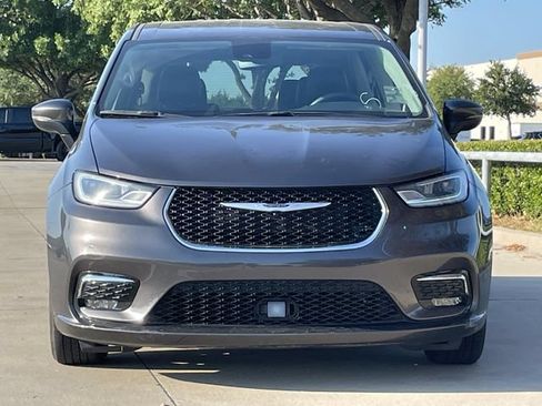 Used 2023 Chrysler Pacifica Touring-L FWD image 6