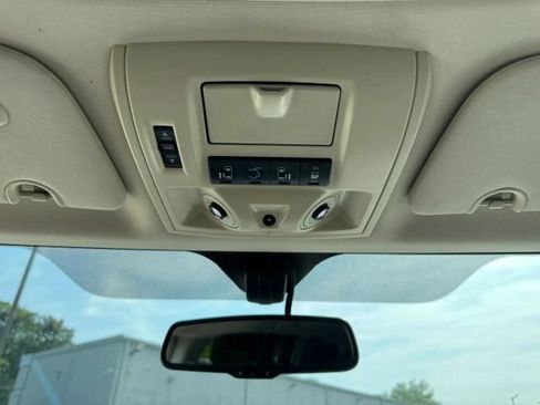 Used 2012 Volkswagen Routan SEL FWD image 24