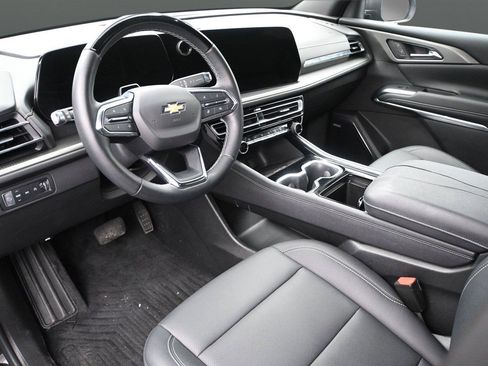 Used 2024 Chevrolet Traverse LT w/ Enhanced Driving Package AWD/4WD image 2