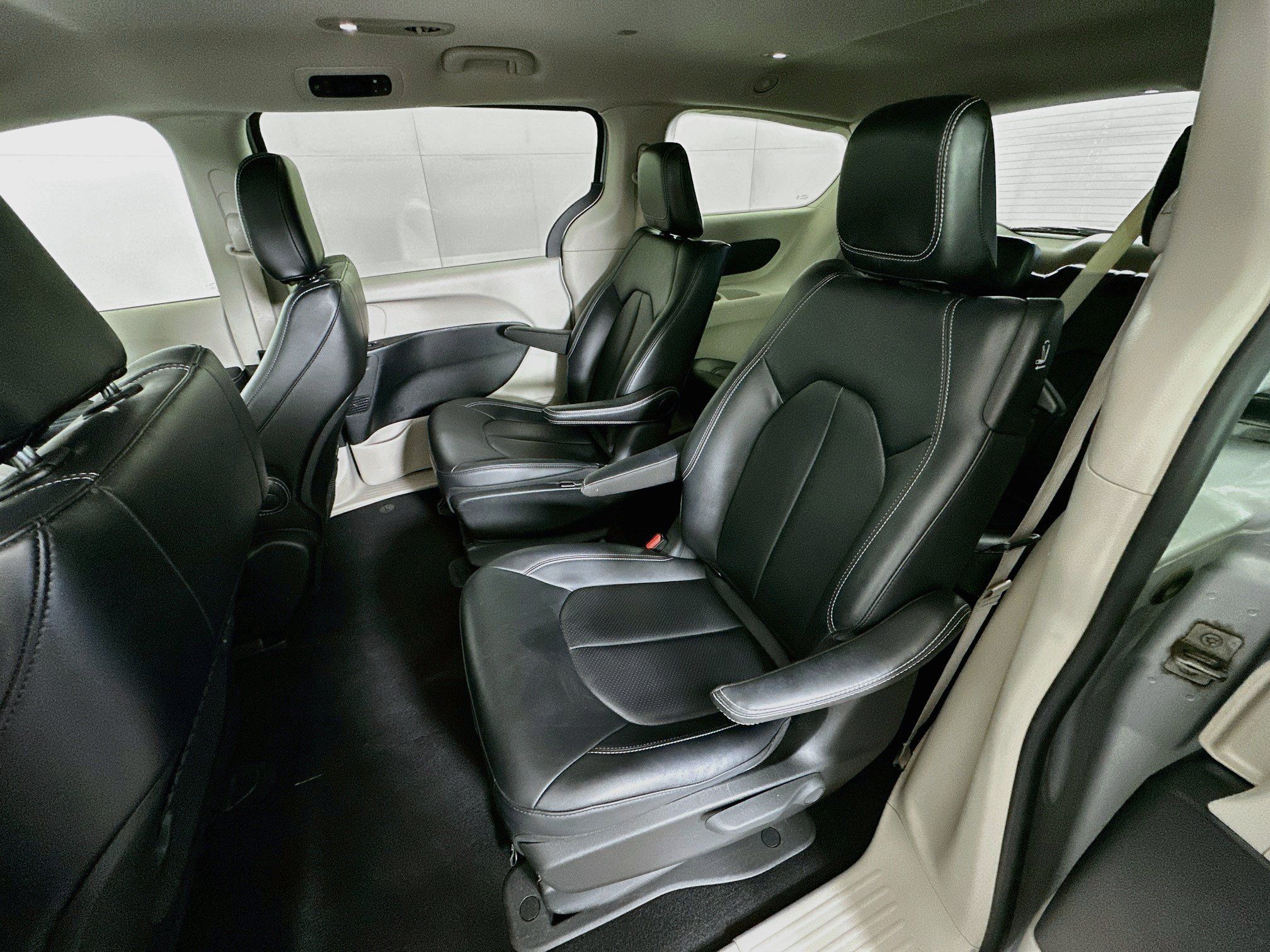 Used 2024 Chrysler Pacifica Limited FWD image 28