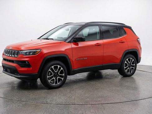 Used 2025 Jeep Compass Trailhawk image 3