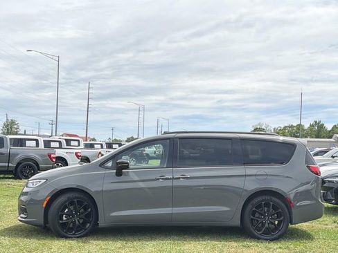 Used 2025 Chrysler Pacifica Limited FWD image 14