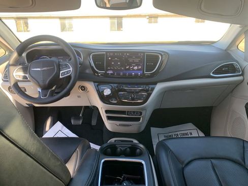 Used 2023 Chrysler Pacifica Touring-L FWD image 18