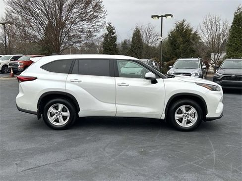 Used 2023 Toyota Highlander LE image 3