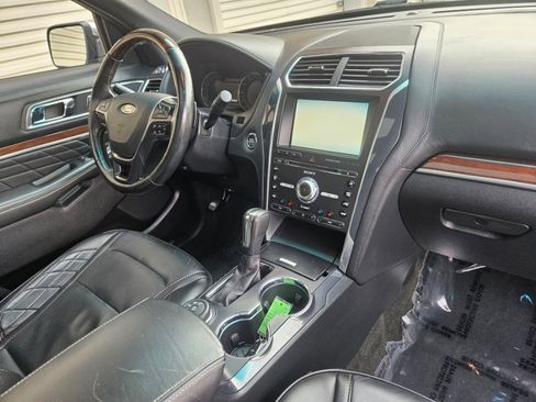 Used 2016 Ford Explorer Platinum image 15
