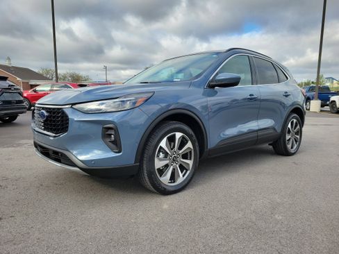 Used 2024 Ford Escape Platinum w/ Premium Technology Package AWD/4WD image 2