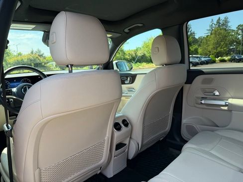 Used 2025 Mercedes-Benz GLB 250 4MATIC image 17