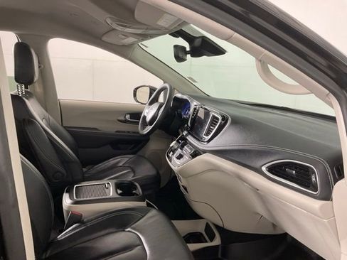 Used 2022 Chrysler Pacifica Touring-L image 34