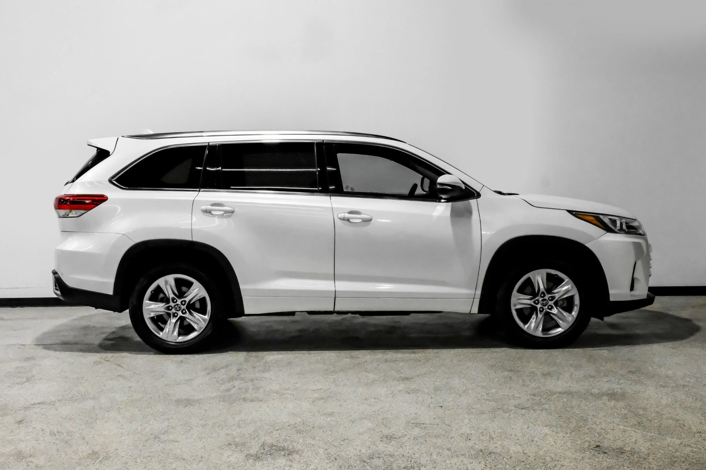 Used 2018 Toyota Highlander Limited FWD image 5