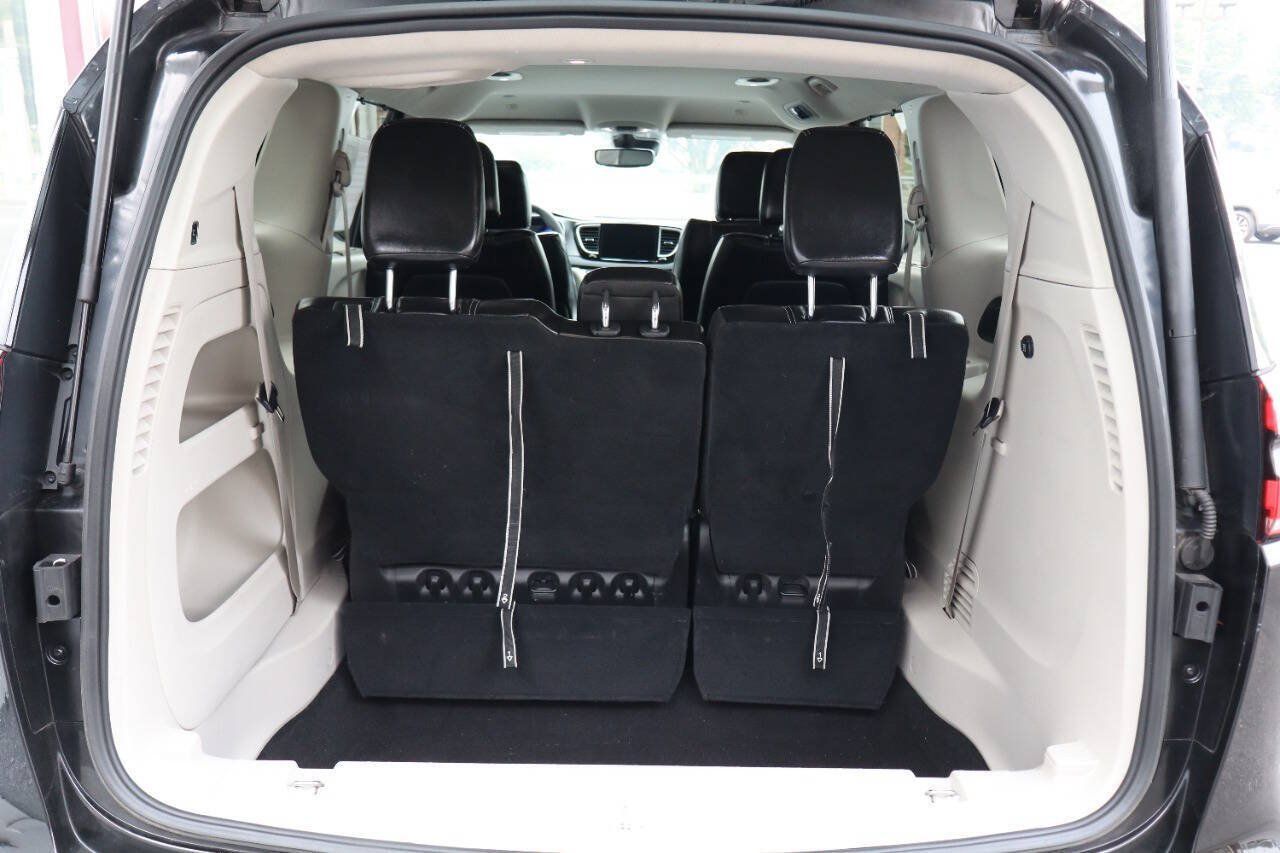 Used 2023 Chrysler Pacifica Touring-L FWD image 4