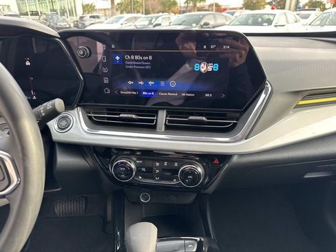 Used 2025 Chevrolet Trax LT w/ LT Convenience Package image 25