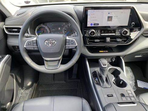 Used 2026 Toyota Highlander XLE AWD/4WD image 3
