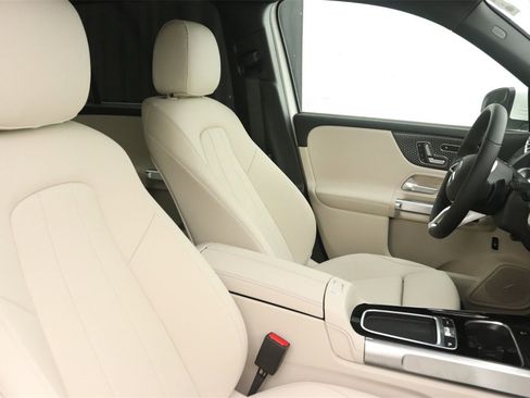 New 2025 Mercedes-Benz GLB 250 image 9
