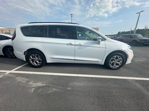 Used 2022 Chrysler Pacifica Limited AWD/4WD image 2