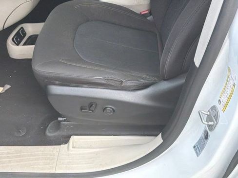 Used 2020 Chrysler Pacifica Touring FWD image 4