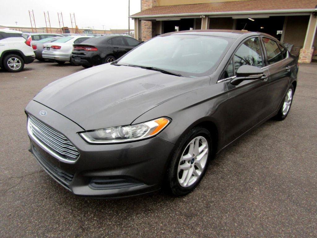 Used 2016 Ford Fusion SE FWD image 2