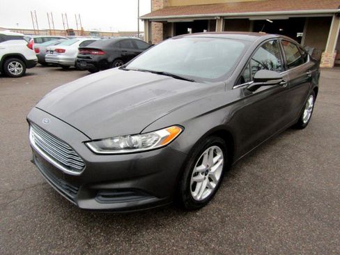Used 2016 Ford Fusion SE image 2