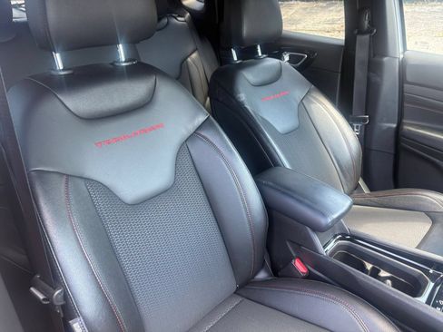 Used 2025 Jeep Compass Trailhawk AWD/4WD image 31