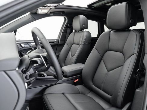 Certified 2025 Porsche Macan image 5