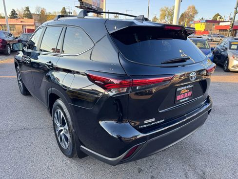 Used 2024 Toyota Highlander XLE image 6