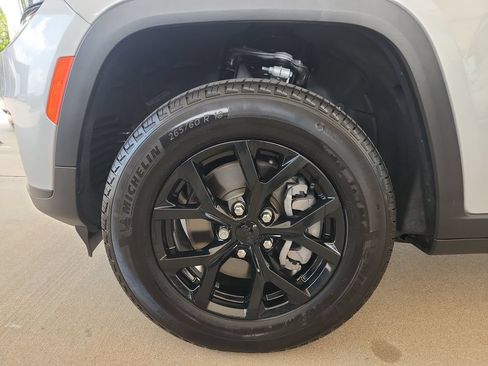 Used 2024 Jeep Grand Cherokee L Altitude RWD image 32