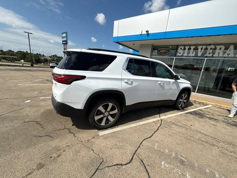 Used 2023 Chevrolet Traverse LT w/ LT Premium Package AWD/4WD image 5